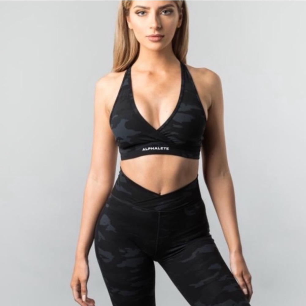 ALPHALETE SURFACE WRAP BRA BLACK CAMO